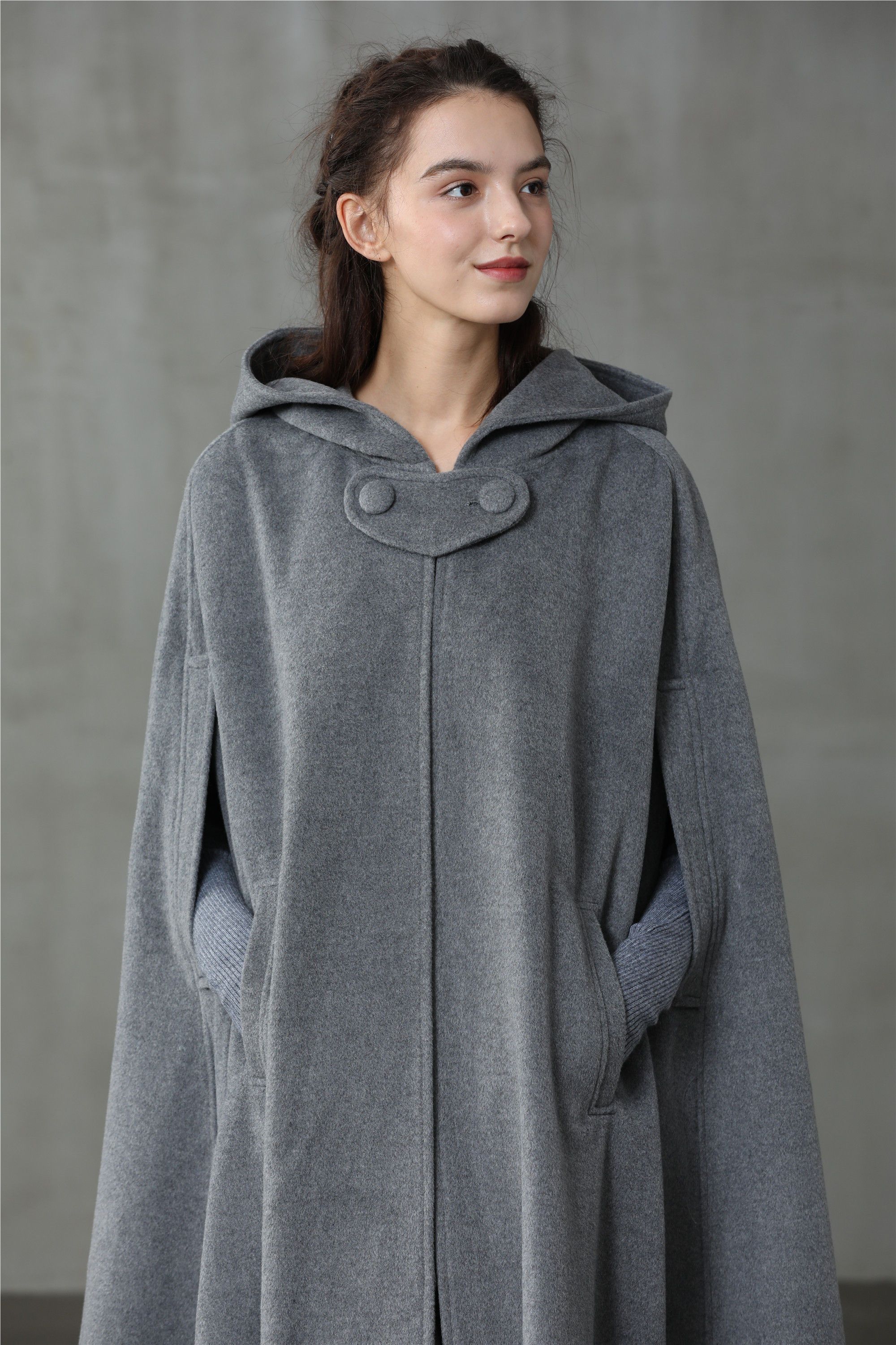 1980's charcoal grey lambswool maxi cape coat 2024 with grey velvet lined hoodie, side pockets and pleated back (M)