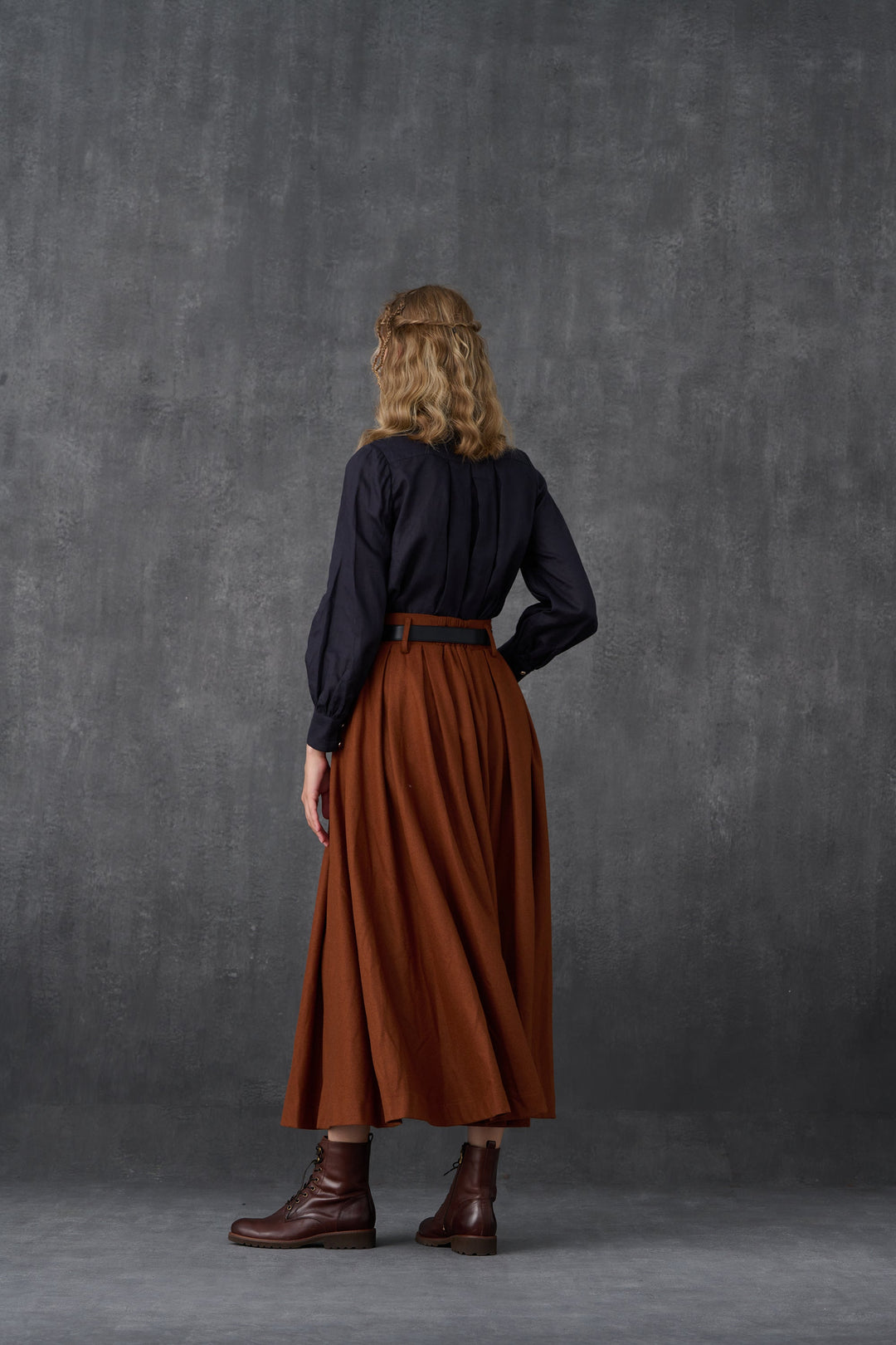 Naomi 33 |  buttoned up wool skirt in brown