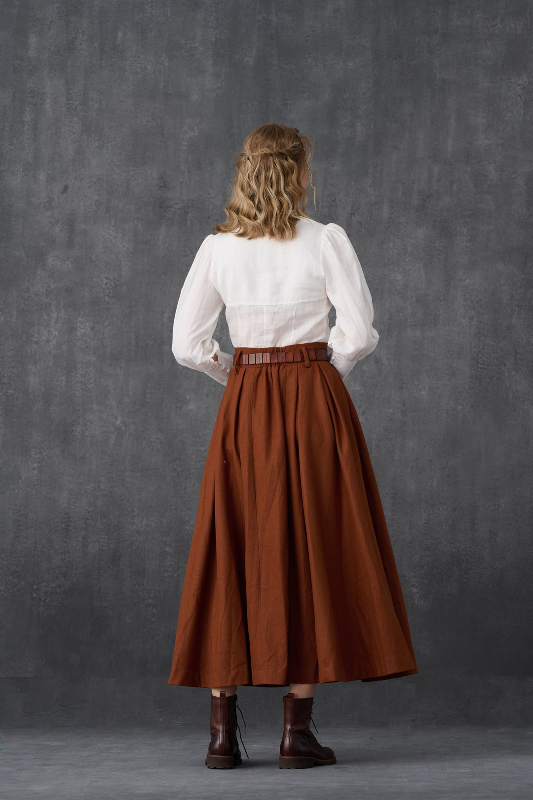 Naomi 33 |  buttoned up wool skirt in brown